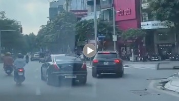 hai tai xe lai xe sang xich mich tat dau chan xe hoi tham nhau giua pho