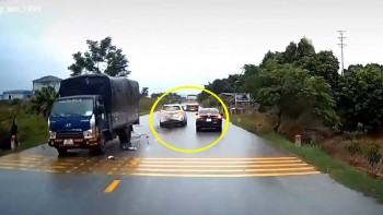 tai xe vuot phai au khien xe o to khac dau dau xe tai
