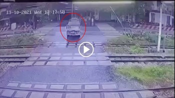 nguoi dan ong di xe may nguy kich sau pha va cham voi xe tai dang sang duong