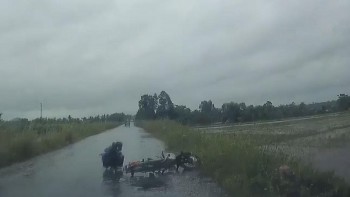 vap phai o ga co gai di xe may suyt nga vao dau xe tai