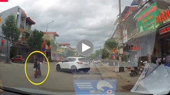 nu sinh di xe dap dien gap nan khi co lach vuot o to
