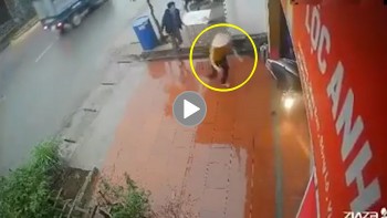 van xe ro ga nguoi phu nu phi thang xe may vao nha hang xom doi dien