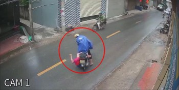 em nho ngoi sau xe bi hat vang xuong duong vi ao mua cuon banh