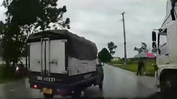 xe tai om cua nhap lan thieu sat suyt gay tai nan