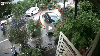 nu tai xe lai o to tien lui loan xa tong nhieu nguoi tren duong