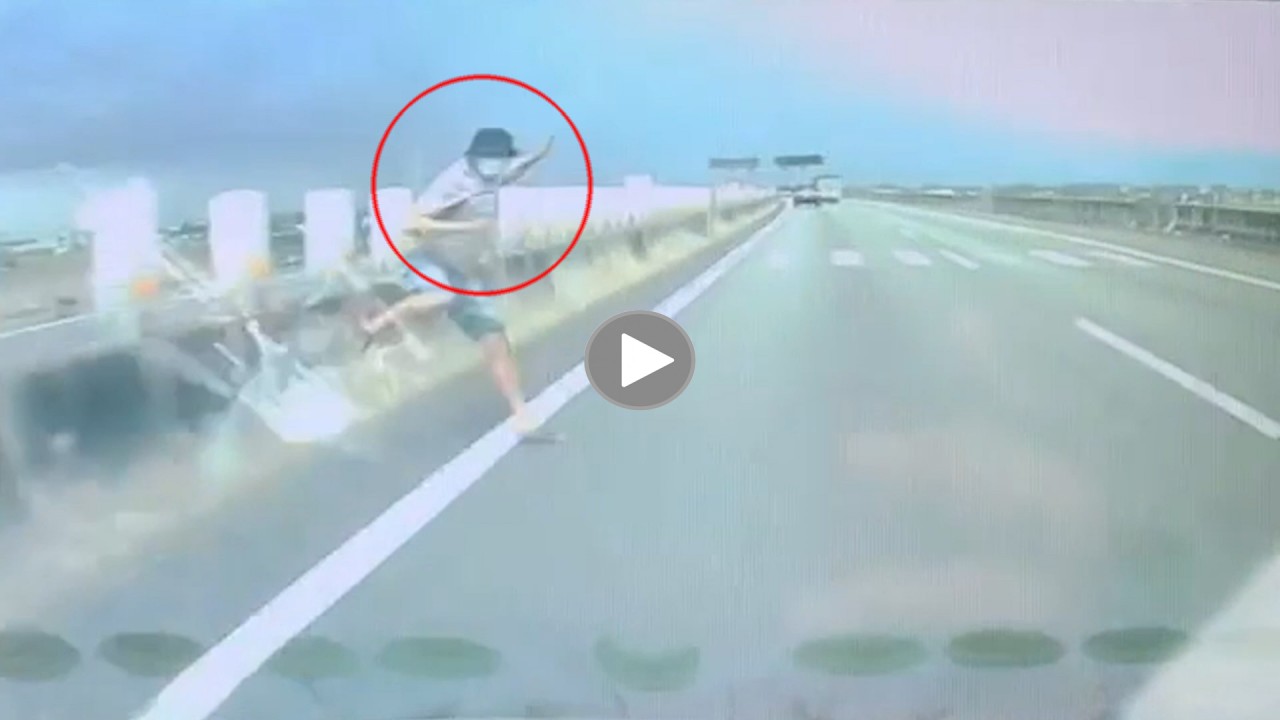 "Vượt rào" trên cao tốc, người đàn ông đi bộ suýt gặp nạn với ô tô phóng nhanh