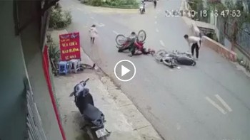 xe may vao cua au don nga xe nguoc chieu lon 180 do