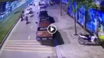 nhom thanh nien dua xe gay hoa cho nu tai xe