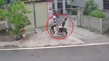 nam thanh nien di xe may mat lai phi thang vao nha dan