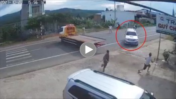 nguoi dan ong cam dep nem o to vi suyt bi dam