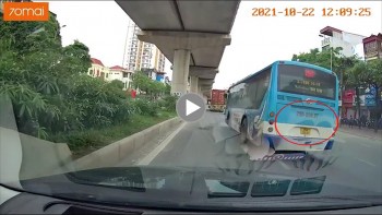 dan mang buc xuc voi xe buyt chay au cuop lan suyt gay tai nan