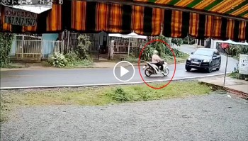 o to vao cua lan lan tong nguoi di xe may nguy kich