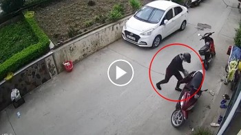 thanh nien rinh mo trom ic xe lead trong tich tac