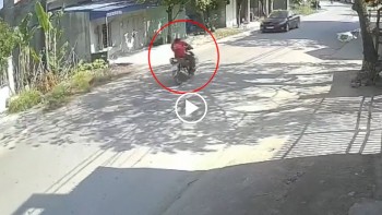nguoi dan ong bat ngo lao thang vao dau o to nga vang xuong duong