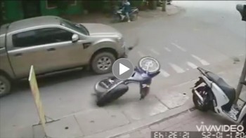 om cua toc do cao nam sinh truot nga vao gam xe ban tai