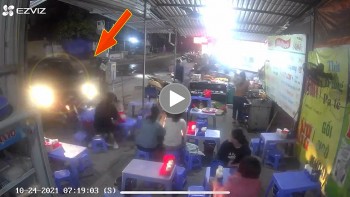 khoanh khac o to bat ngo tang ga dam nhieu nguoi dang ngoi an trong nha