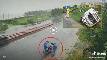 o to dong lanh mat lai lao vao le tong trung nguoi dang dat bo xe may