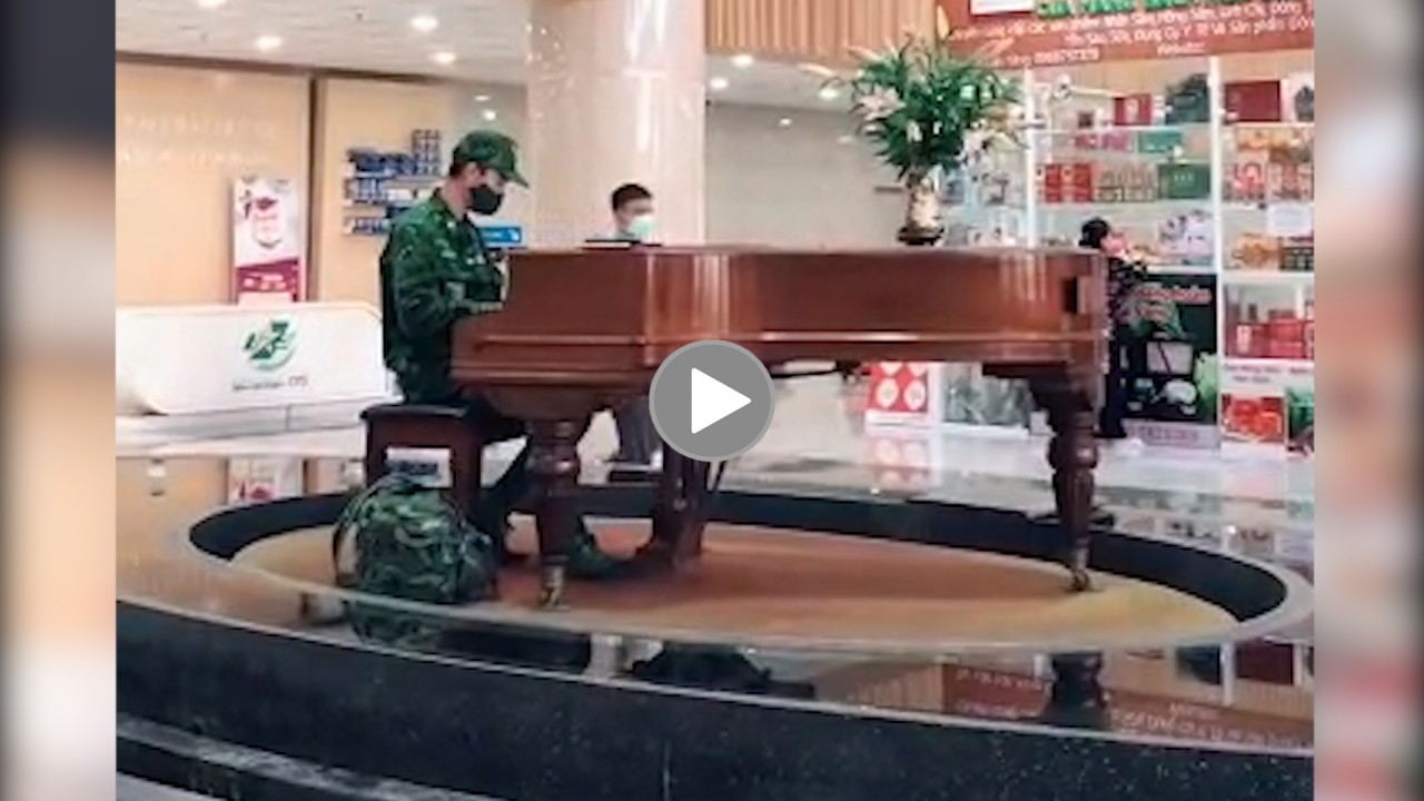 Năng lượng tích cực: Chiến sĩ chơi piano trong sảnh bệnh viện "đốn tim" trên mạng xã hội