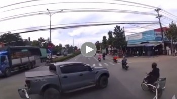 xe ban tai vuot den do cuop duong suyt gay tai nan