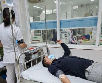 nhom con do cam hung khi vao sanh chung cu tan tay do danh nguoi