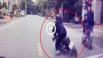 tai xe phanh chay lop cuu mang nam thanh nien nga truoc dau xe