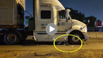 nguoi dan ong di xe may gap nan sau pha cat ngang dau container