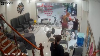 thanh nien ngoi ly trong tiem xam moi doi xam tro va cai ket