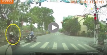 lan lan vuot den do 2 xe may dam nhau kinh hoang