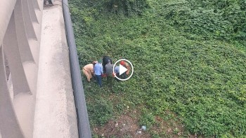 xe may mat lai dam vao lan can cau roi xuong vuc