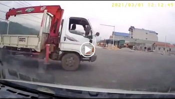 kia morning lao nhanh vao nga tu huc xe tai lon vong