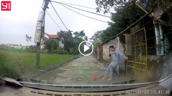 mai chay theo qua bong lan 2 nguoi suyt va cham voi o to truoc cua nha