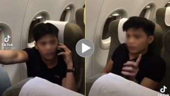 nam thanh nien di may bay doi dap voi nu tiep vien khien nhieu nguoi phan cam