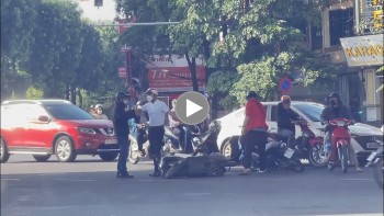 ha noi xon xao clip hai thanh nien danh nhau giua duong sau va cham giao thong nhe