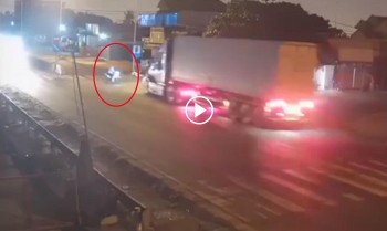 sang duong au nam thanh nien di xe may va trung container