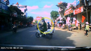 nang luong tich cuc chiec sy cong an dua nguoi phu nu lon tuoi qua duong
