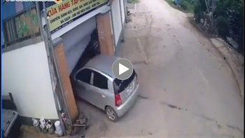 xe con huc do cua nha khien 4 nguoi dan ong hoang so