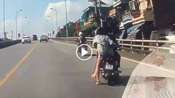 co gai dang ngoi sau xe ban trai bat ngo nga nhao xuong duong