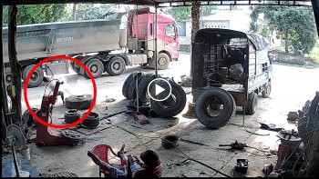 lop xe phat no kinh hoang danh guc nam thanh nien