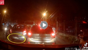 tai xe lan lan nguoc chieu bi xe dau keo ep lui ve cho cu