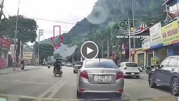 nam sinh di xe bien aa lan vach lien tong trung xe may