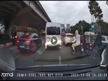 xe 16 cho danh lai gap sau pha tat dau tra dua cua xe con