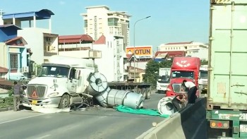 bi container tat dau xe dau keo roi hang loat cuon ton xuong duong