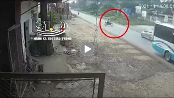 thot tim canh xe may sang duong bi taxi dam trung