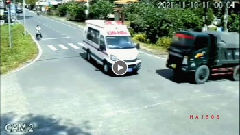 xe cuu thuong tren duong chuyen vien benh nhan covid 19 nang va cham voi xe ben