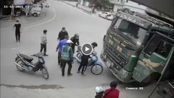 sang duong bat can 2 nam thanh nien may man thoat nan duoi gam xe ho vo