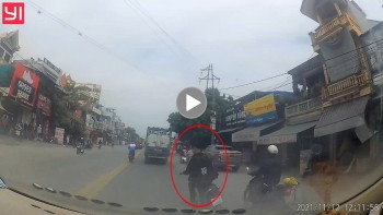 nhom thanh nien phong xe lang lach treu dua nhau tren duong