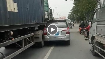 lan lan vuot au xe con dinh vao container sau va cham