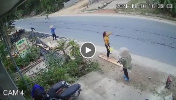 nguoi dan hoang hot bao hieu cho tai xe tranh chau be sap chay sang duong