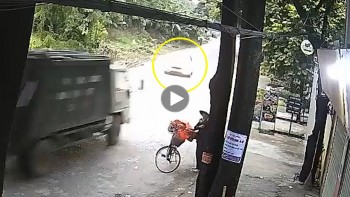 xe con bat ngo lan lan doi dau xe cho rac
