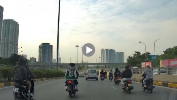 quai xe lam xiec doi lai xe may trong luc danh vong tren pho